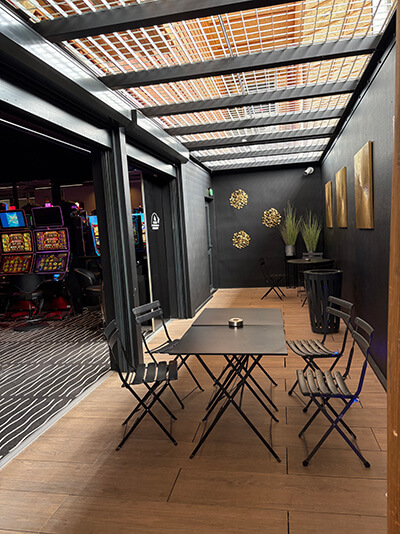 Terrasse & salle de jeux fumeur